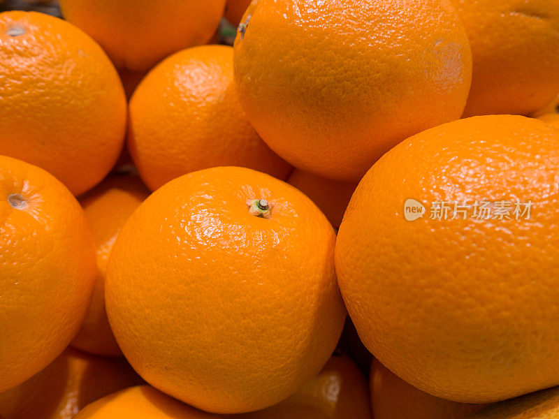 Piled fresh oranges 青果店に並ぶ新鮮なオレンジ